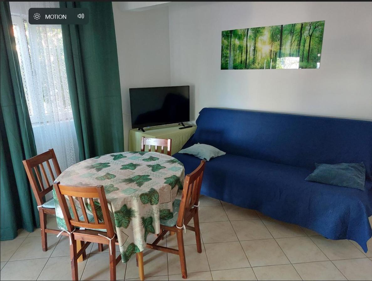 Apartment Bare *
