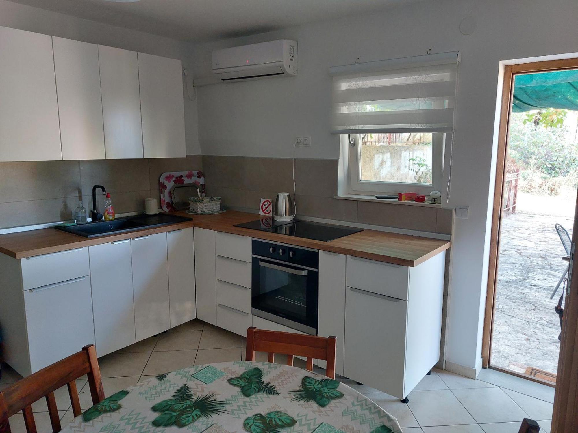 Bare Apartment Gornji Karin